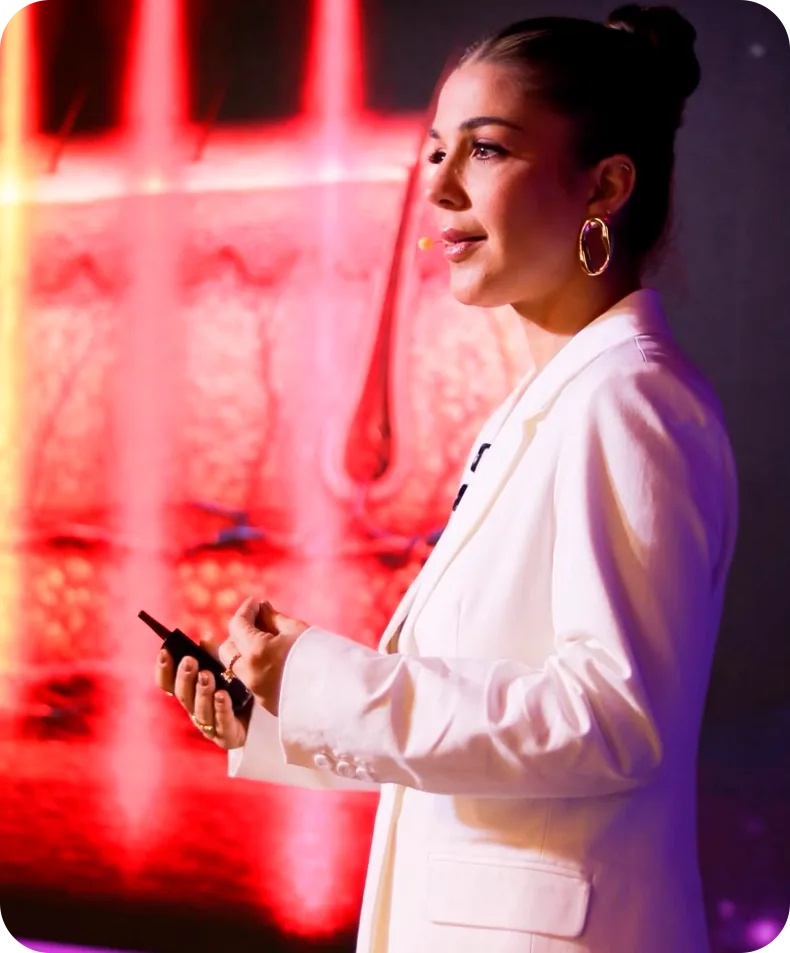Teffy apresentando conteúdo científico em palco